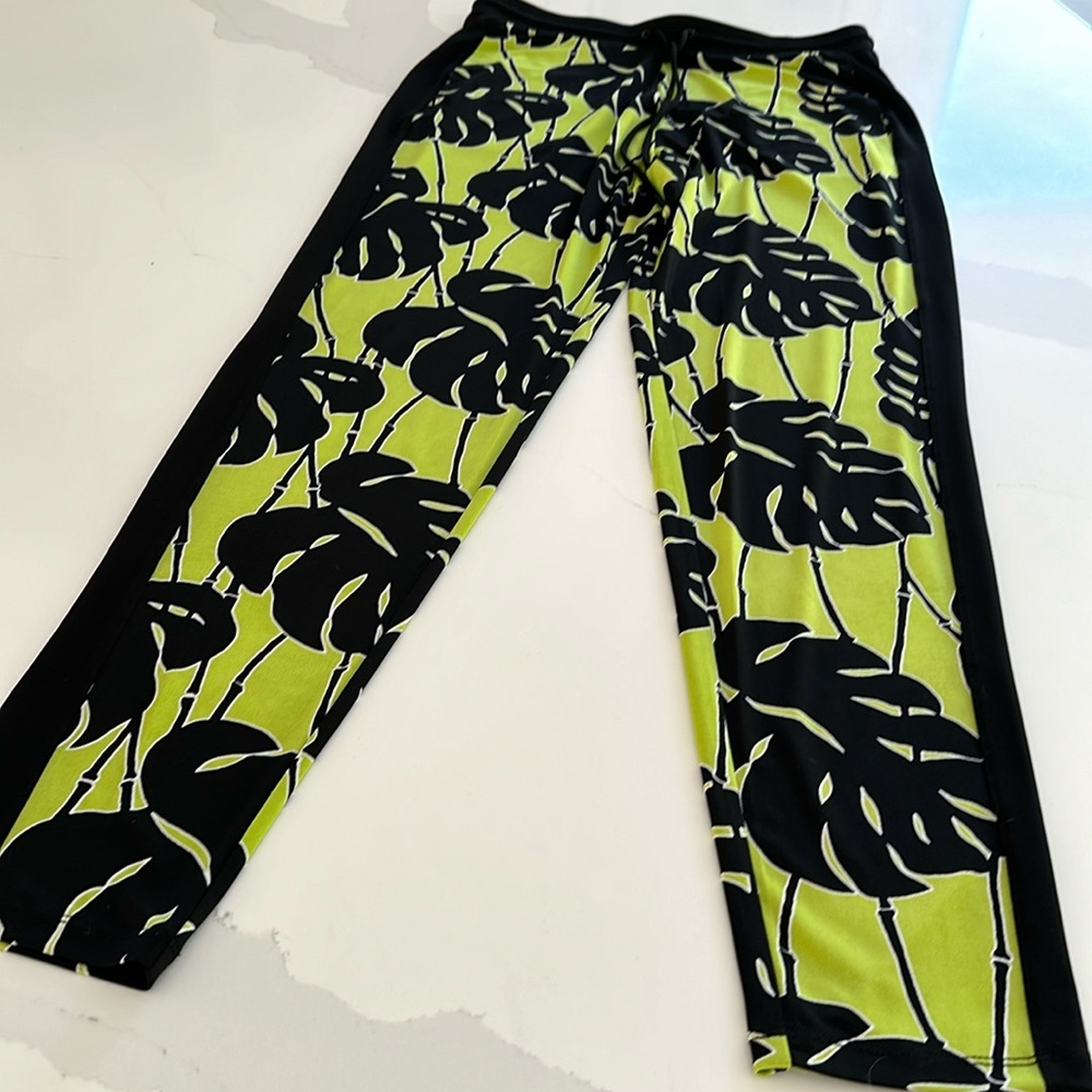 Michael Kors ladies cute summer tropical pants. Size M , lightweight. 🌴